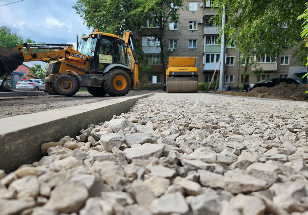 Асфальтирование дорожек в ﻿Куровском, Первомайская улица, 10
